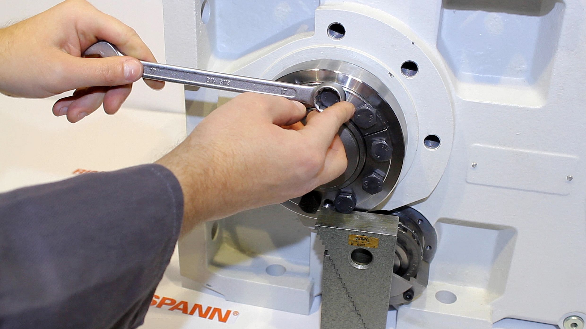 distance-controlled assembly of the RINGSPANN shrink discs